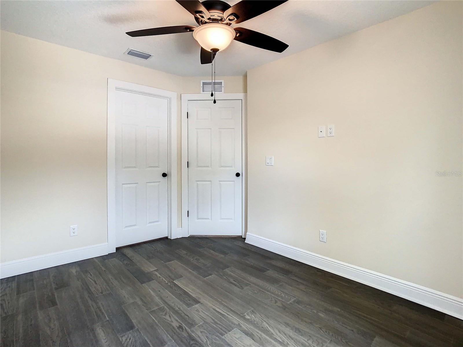 Listing photo id 51 for 4209 Woodlawn Avenue