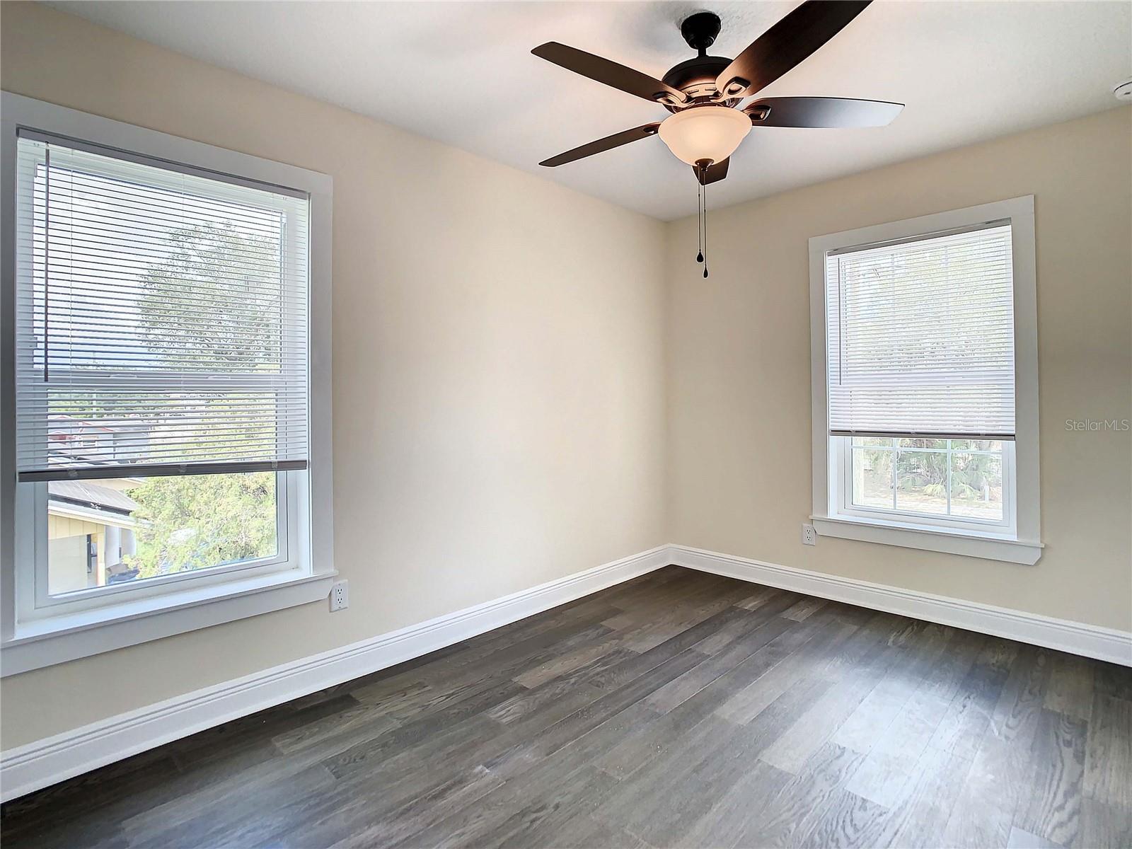 Listing photo id 53 for 4209 Woodlawn Avenue