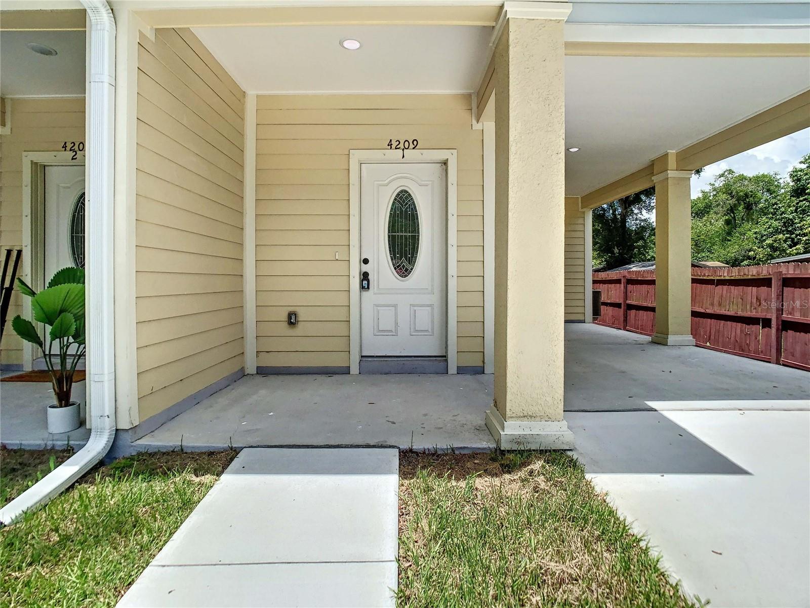 Listing photo id 4 for 4209 Woodlawn Avenue