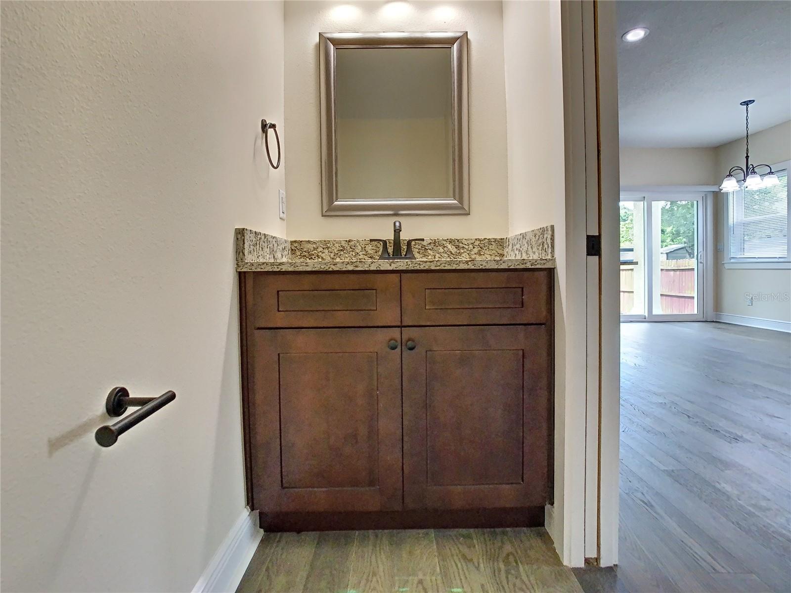 Listing photo id 60 for 4209 Woodlawn Avenue