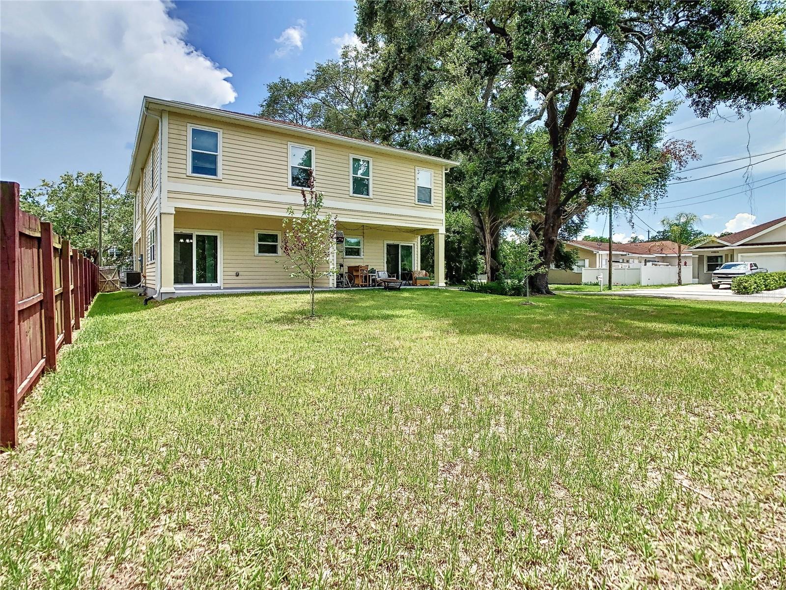 Listing photo id 5 for 4209 Woodlawn Avenue