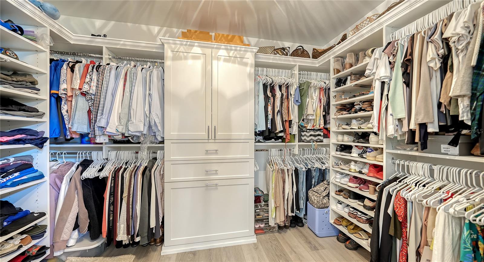 Listing photo id 27 for 7872 Mainsail Lane