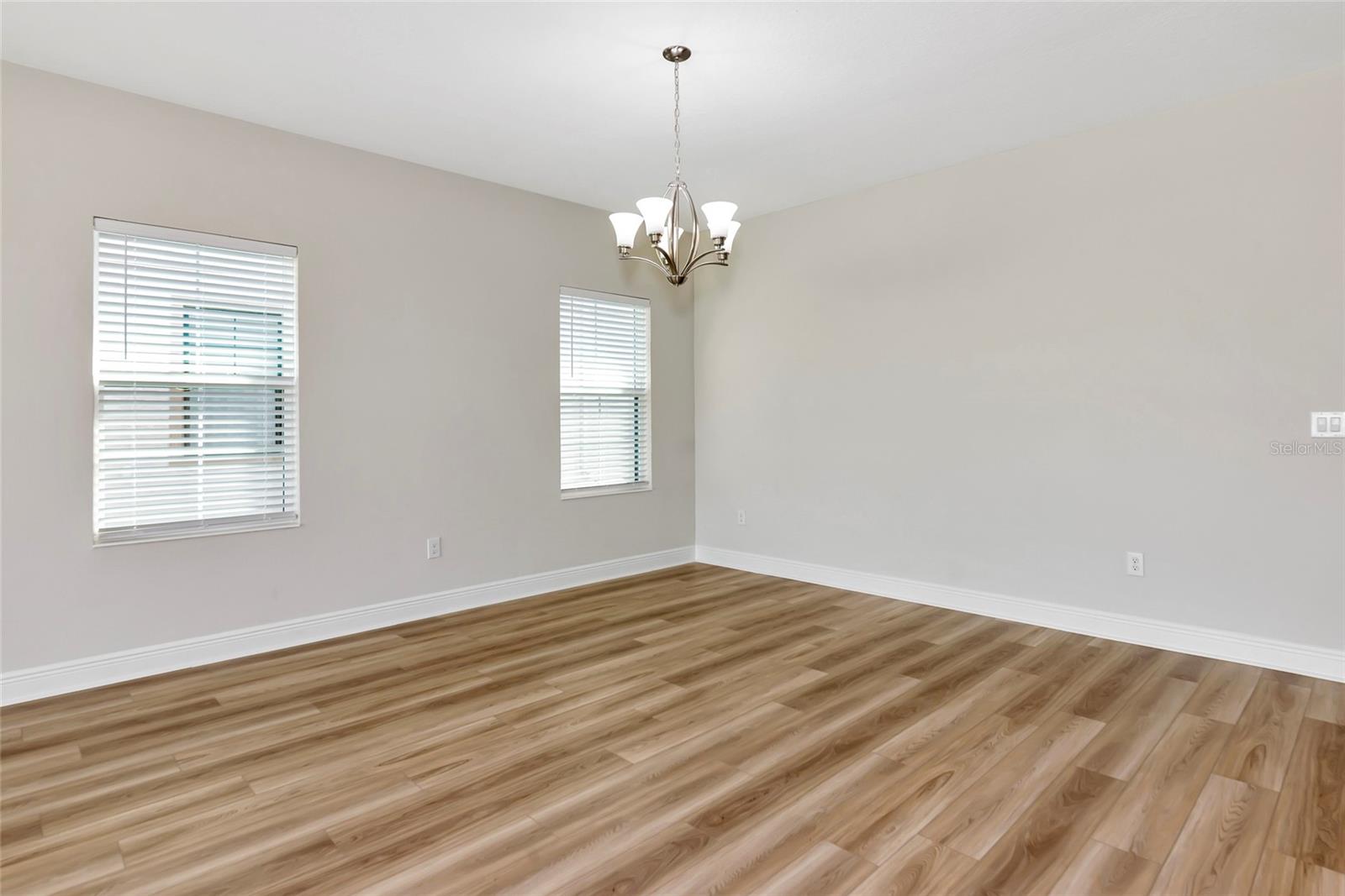 Image 5 of 45 For 12613 Oak Hill Way