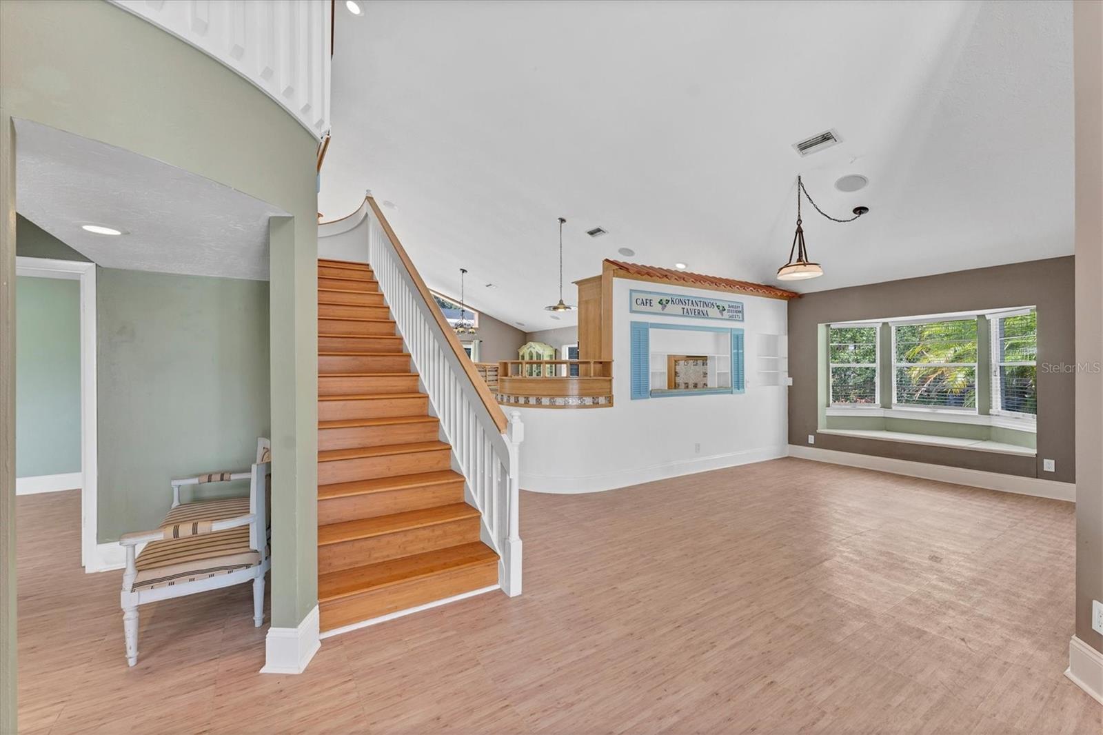 Image 12 of 51 For 919 Palm View Way