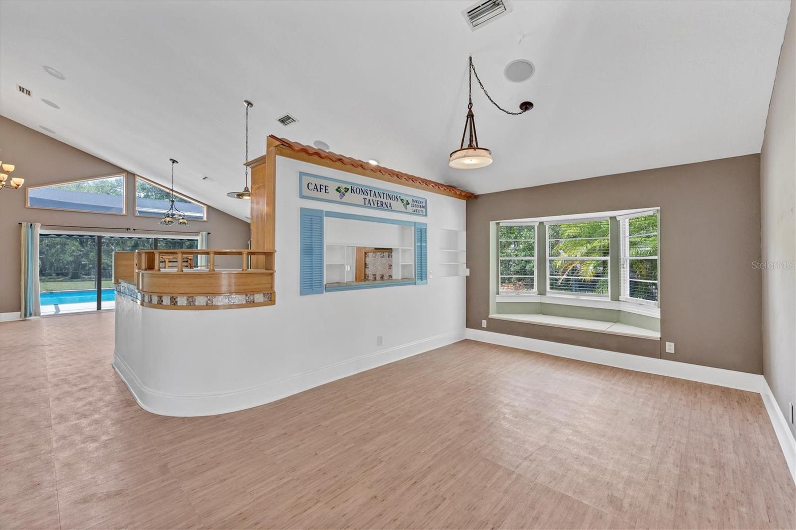 Image 13 of 51 For 919 Palm View Way
