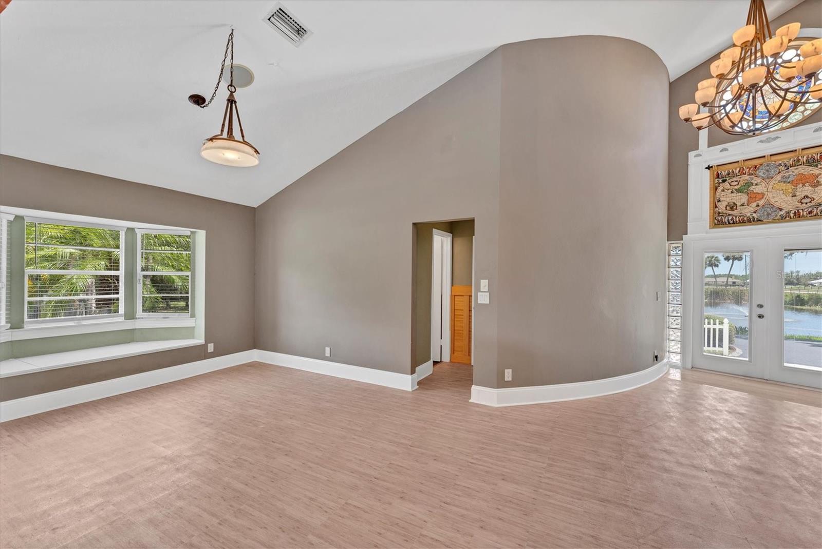 Image 14 of 51 For 919 Palm View Way