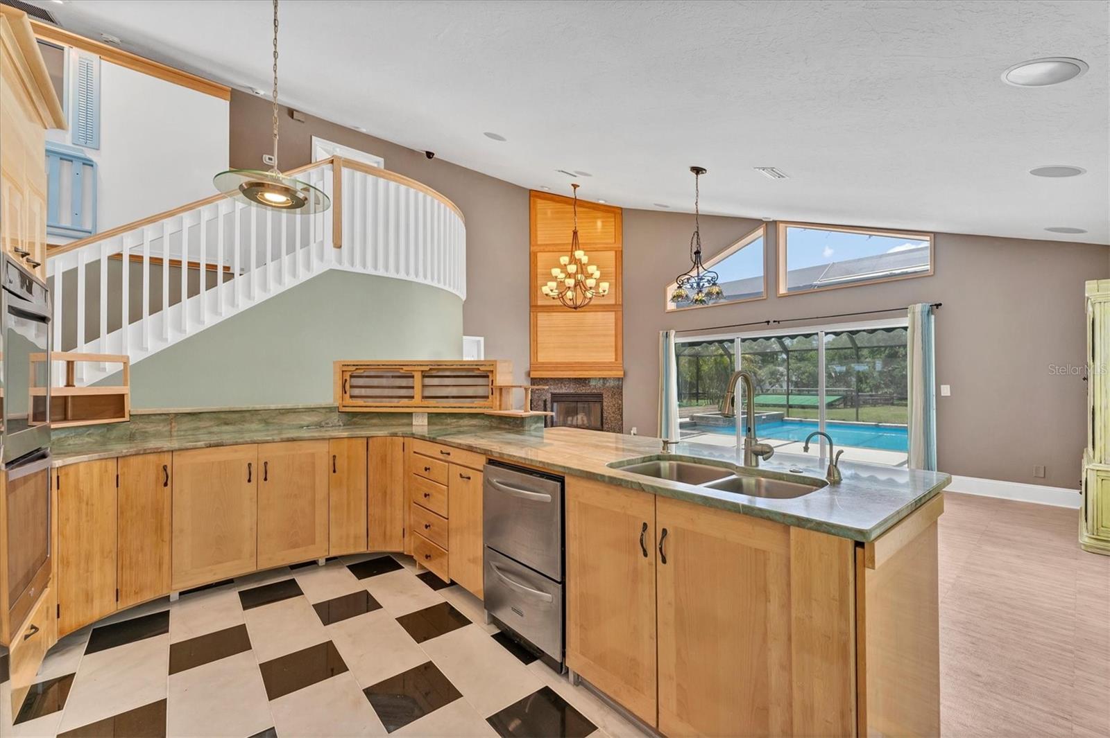 Image 17 of 51 For 919 Palm View Way