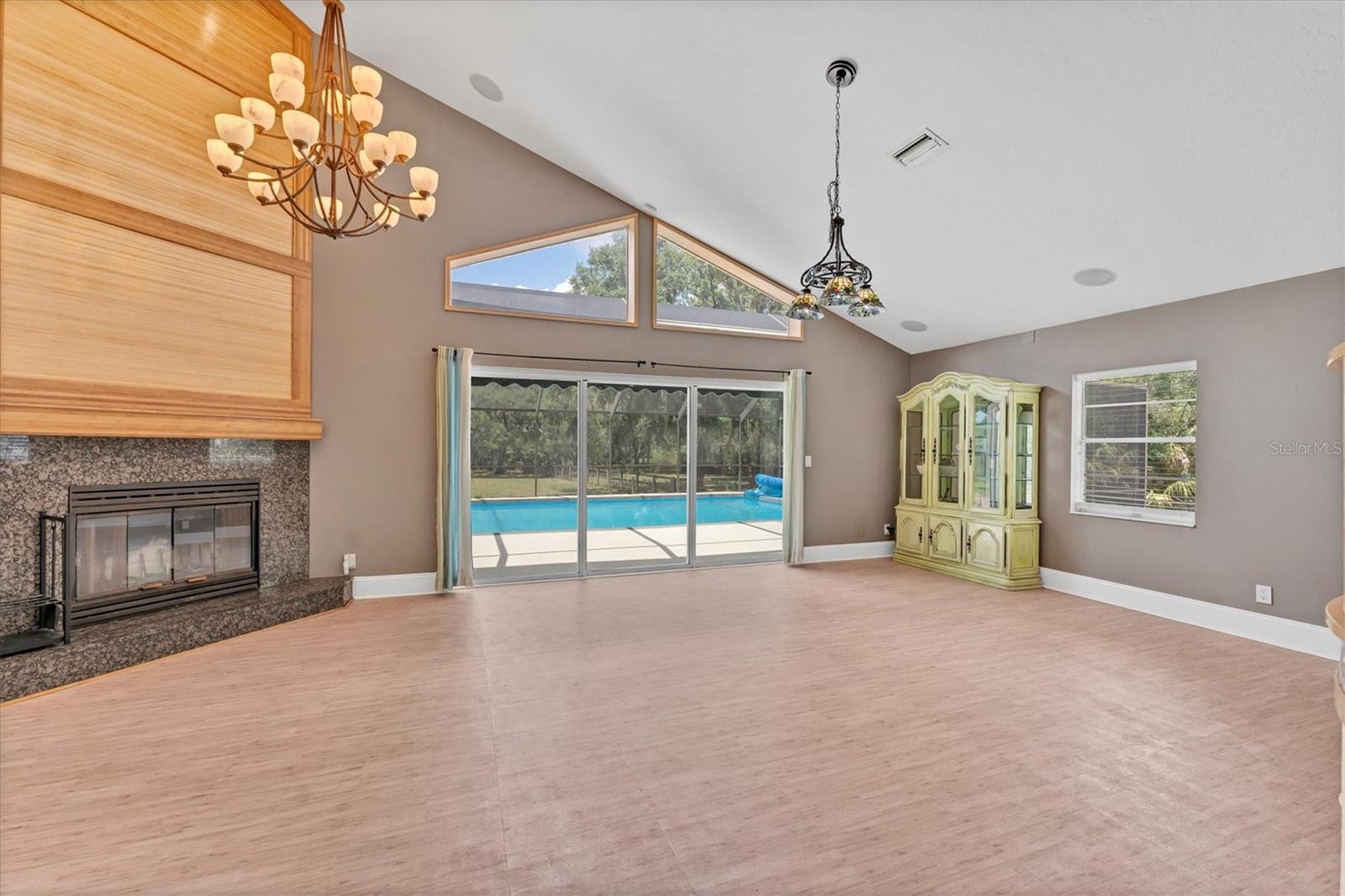 Image 19 of 51 For 919 Palm View Way