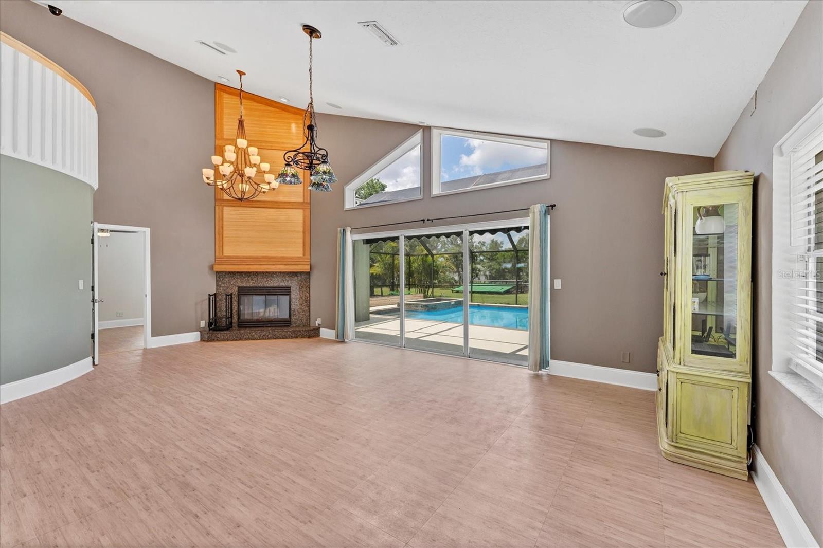 Image 20 of 51 For 919 Palm View Way