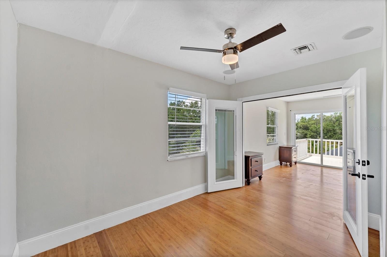 Image 25 of 51 For 919 Palm View Way