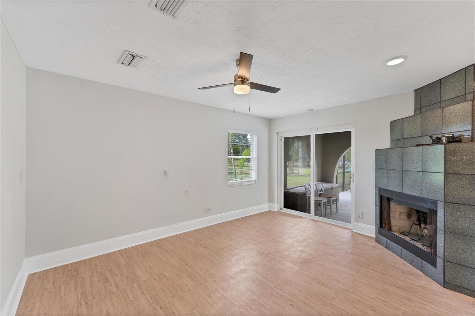 Image 33 of 51 For 919 Palm View Way