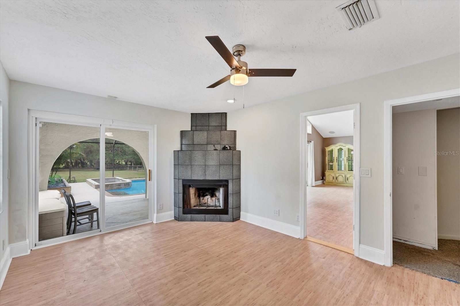Image 34 of 51 For 919 Palm View Way