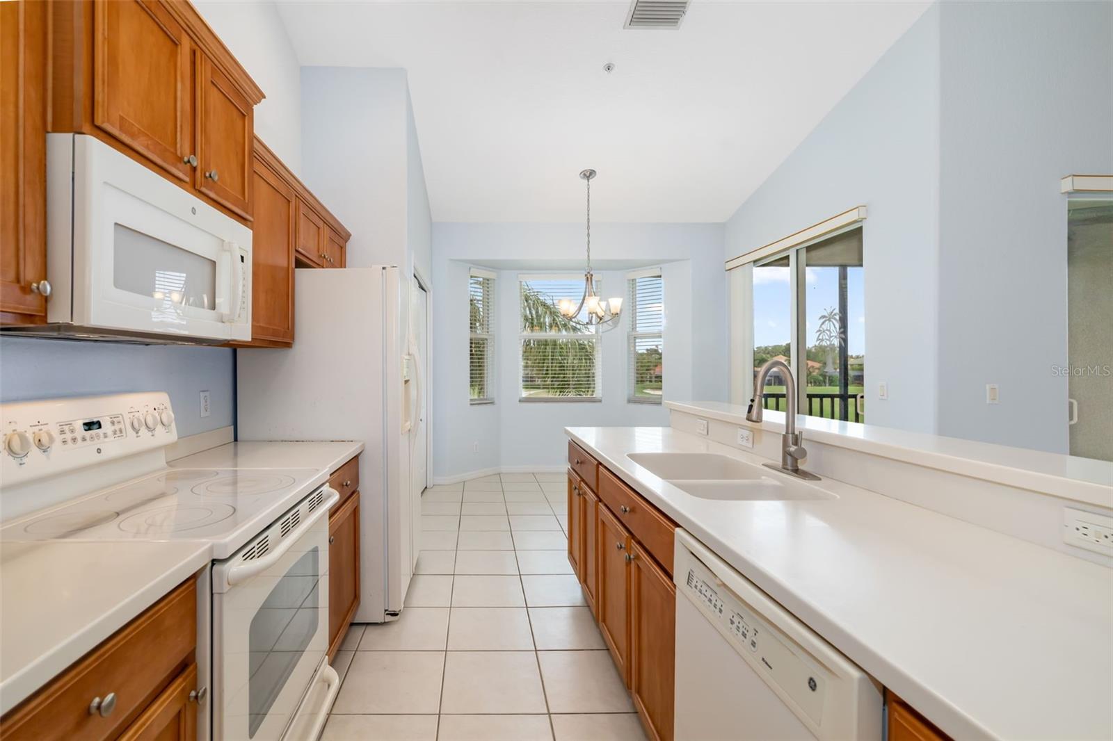 Image 10 of 47 For 905 Fairwaycove Lane 203