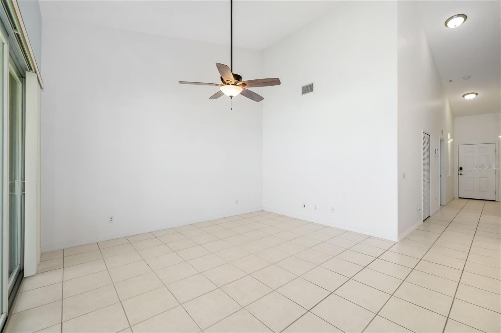 Image 12 of 47 For 905 Fairwaycove Lane 203