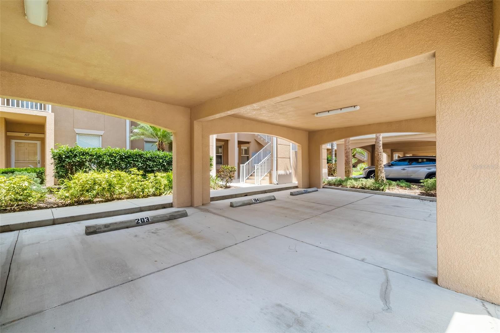 Image 31 of 47 For 905 Fairwaycove Lane 203