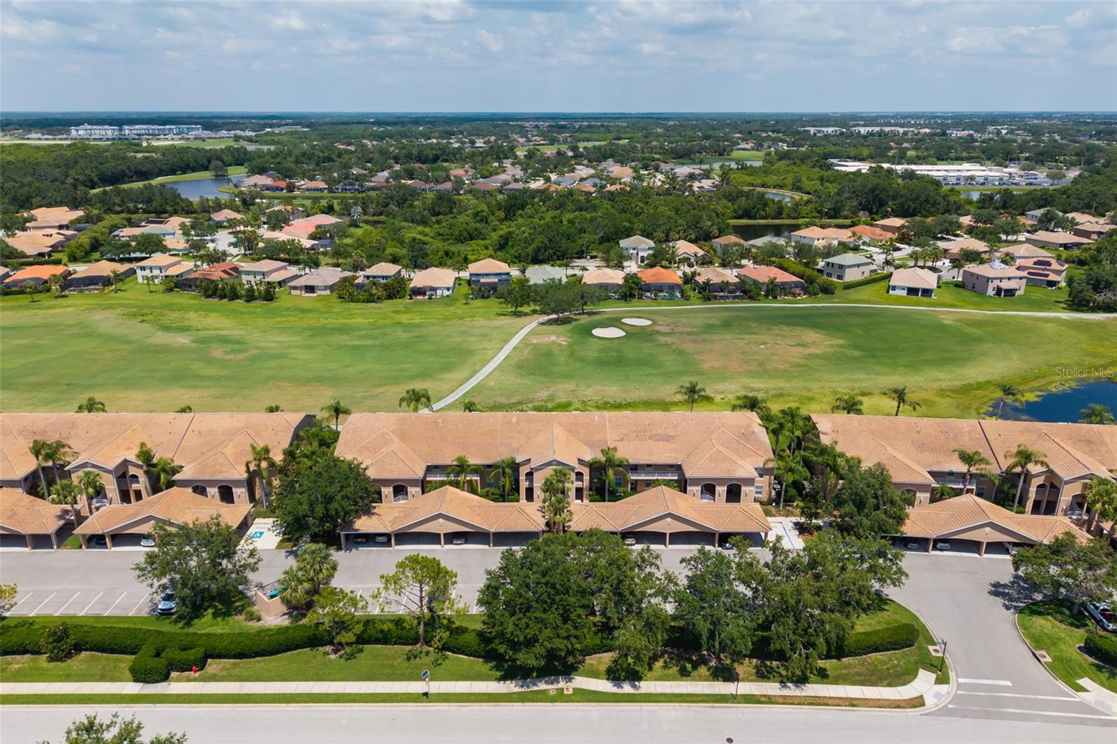Image 35 of 47 For 905 Fairwaycove Lane 203