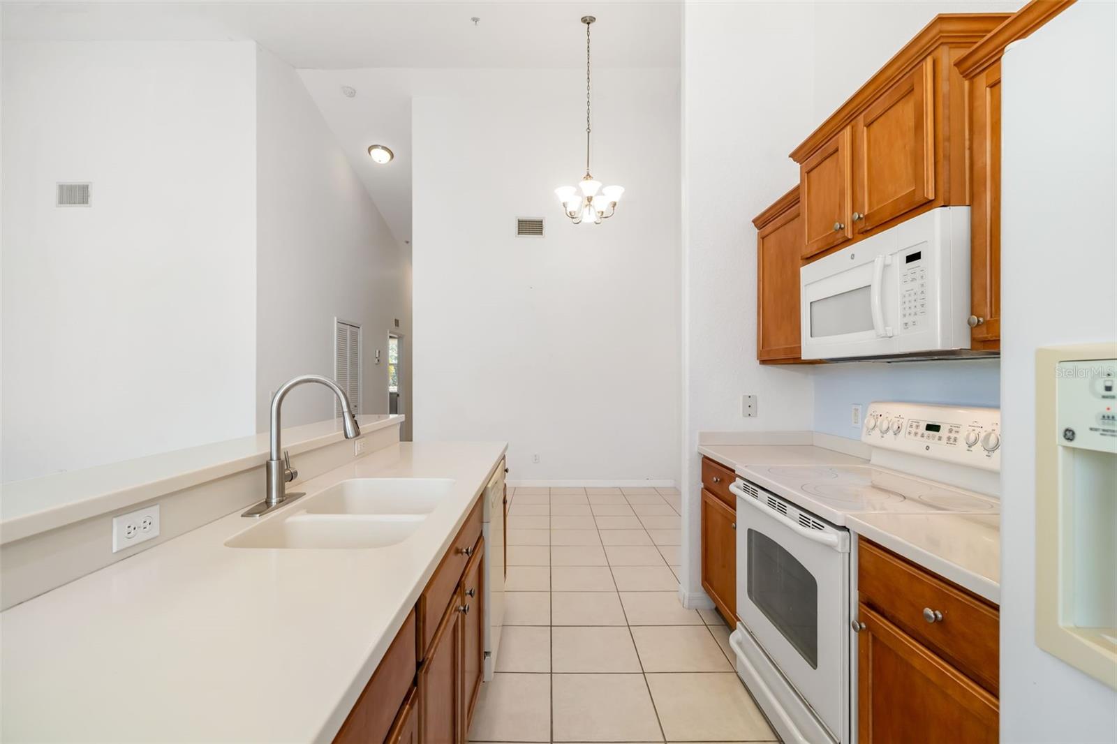 Image 4 of 47 For 905 Fairwaycove Lane 203