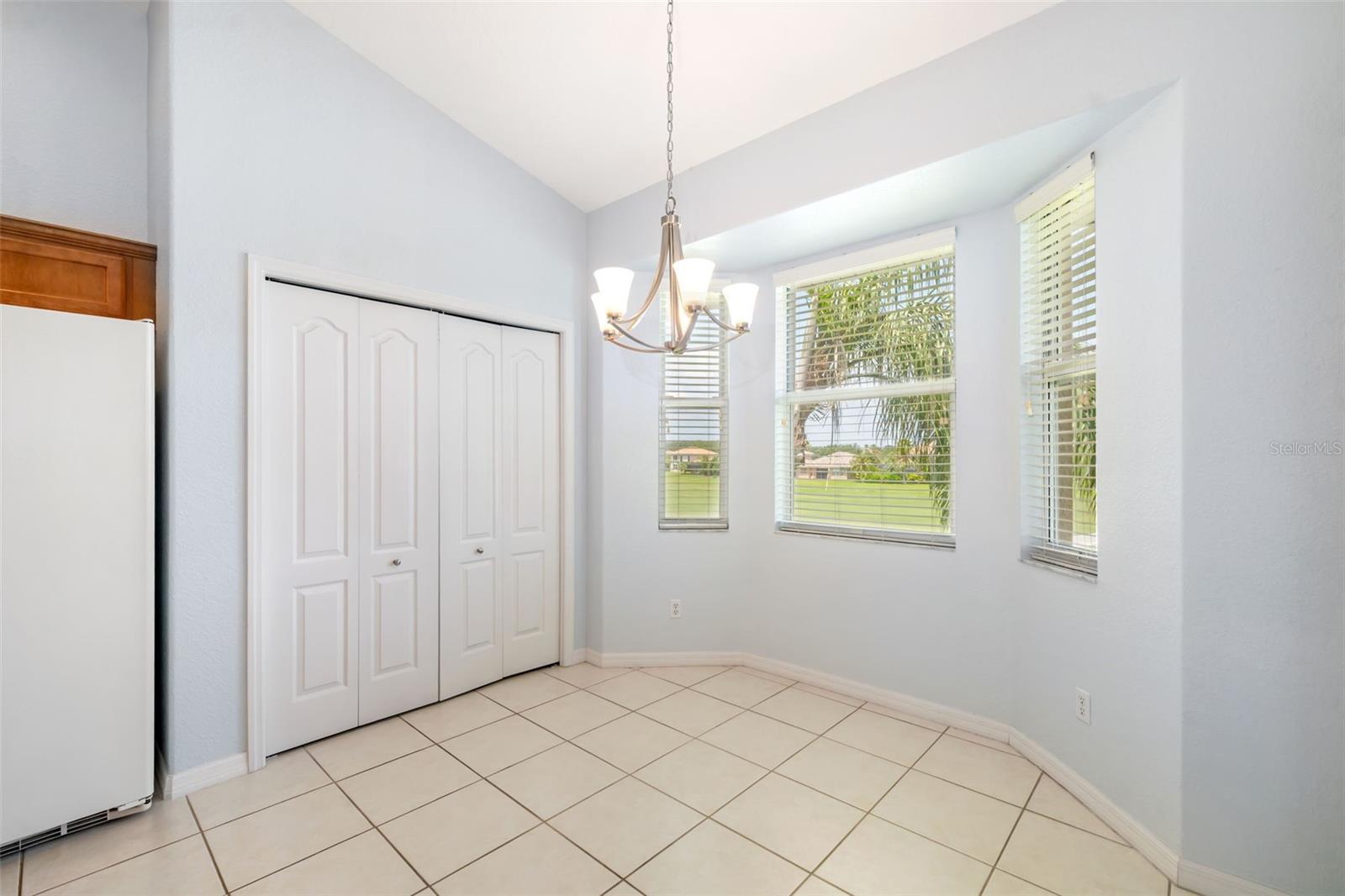 Image 5 of 47 For 905 Fairwaycove Lane 203