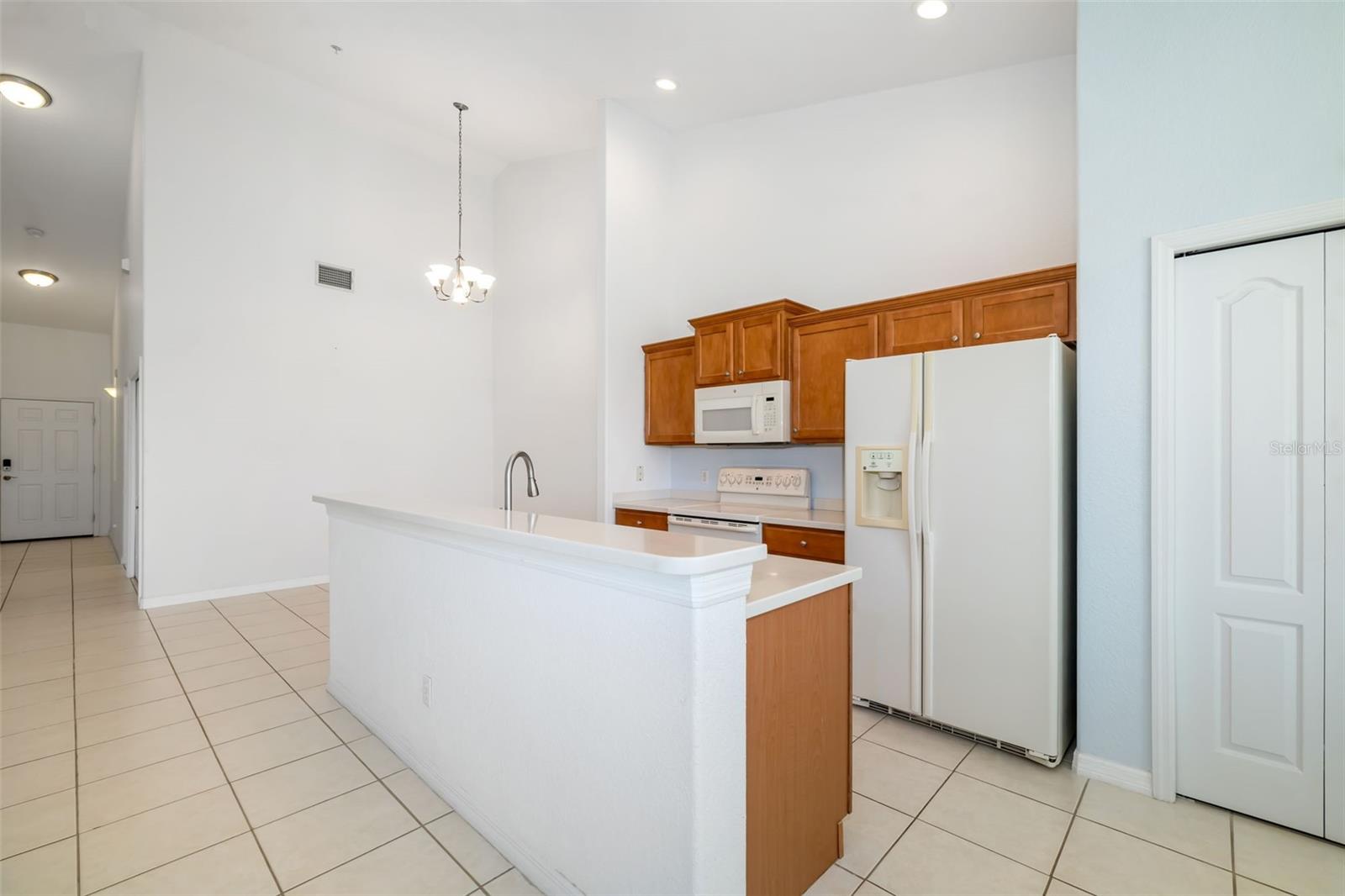 Image 6 of 47 For 905 Fairwaycove Lane 203