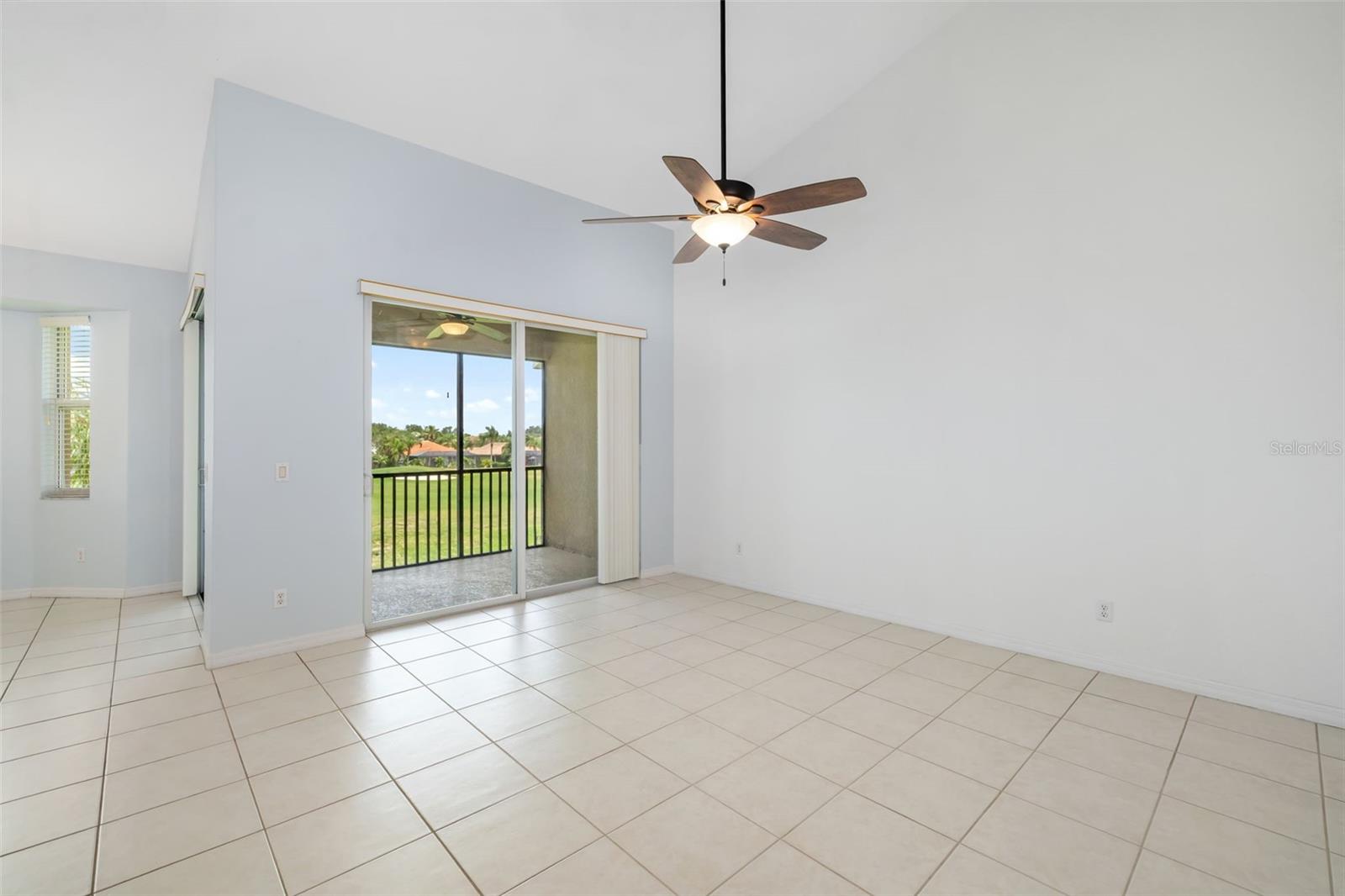 Image 8 of 47 For 905 Fairwaycove Lane 203