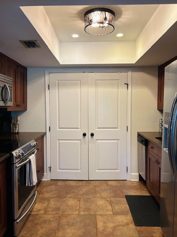 Image 6 of 14 For 211 Crown Oaks Way