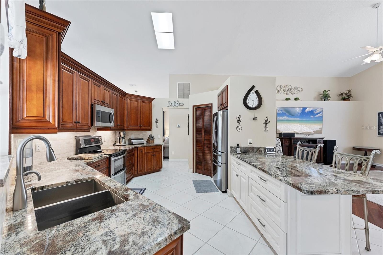 Image 8 of 40 For 4585 Dover Street Circle E