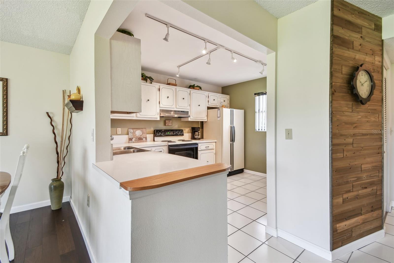 Image 20 of 61 For 3820 Ironwood Lane 104-i