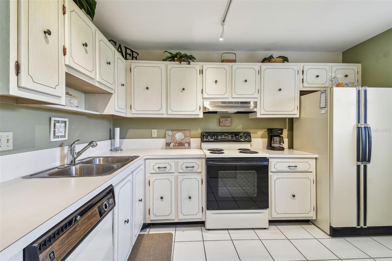 Image 21 of 61 For 3820 Ironwood Lane 104-i