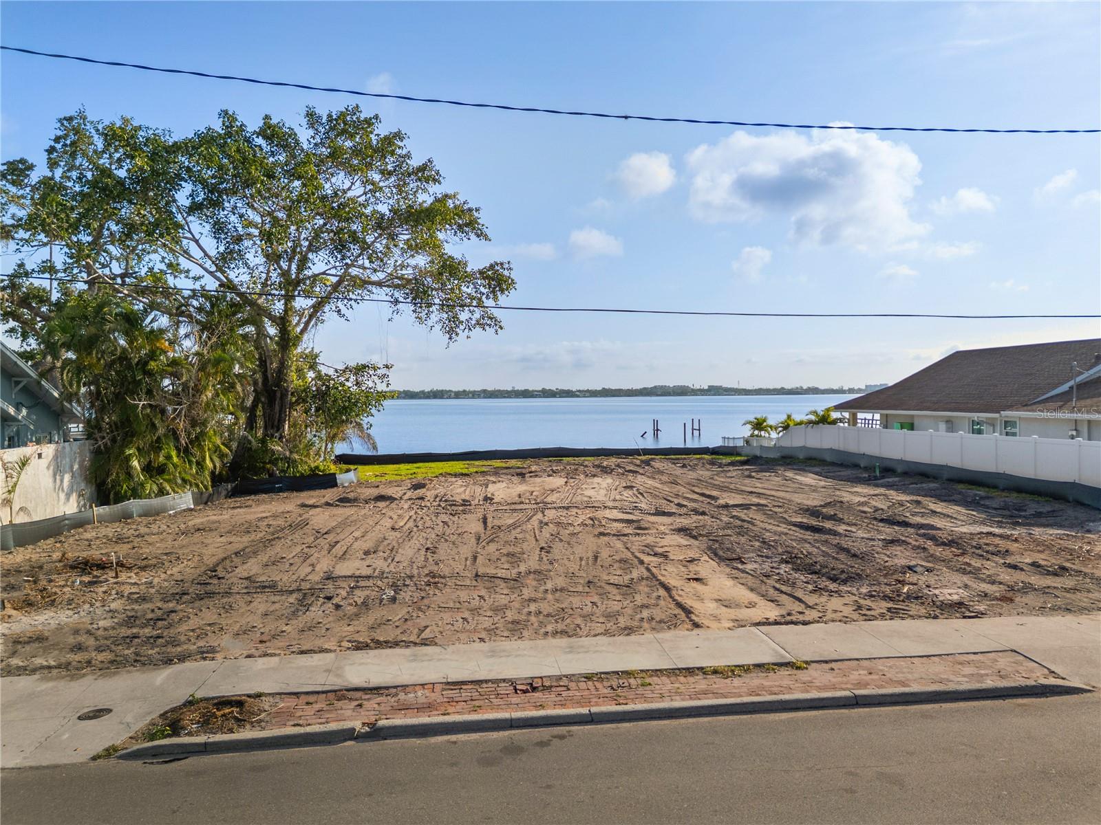 Listing photo id 0 for 2716 Riverview Boulevard