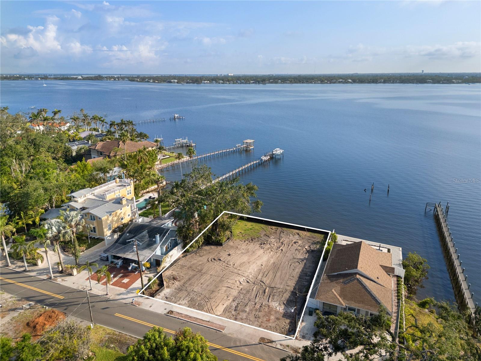 Listing photo id 1 for 2716 Riverview Boulevard