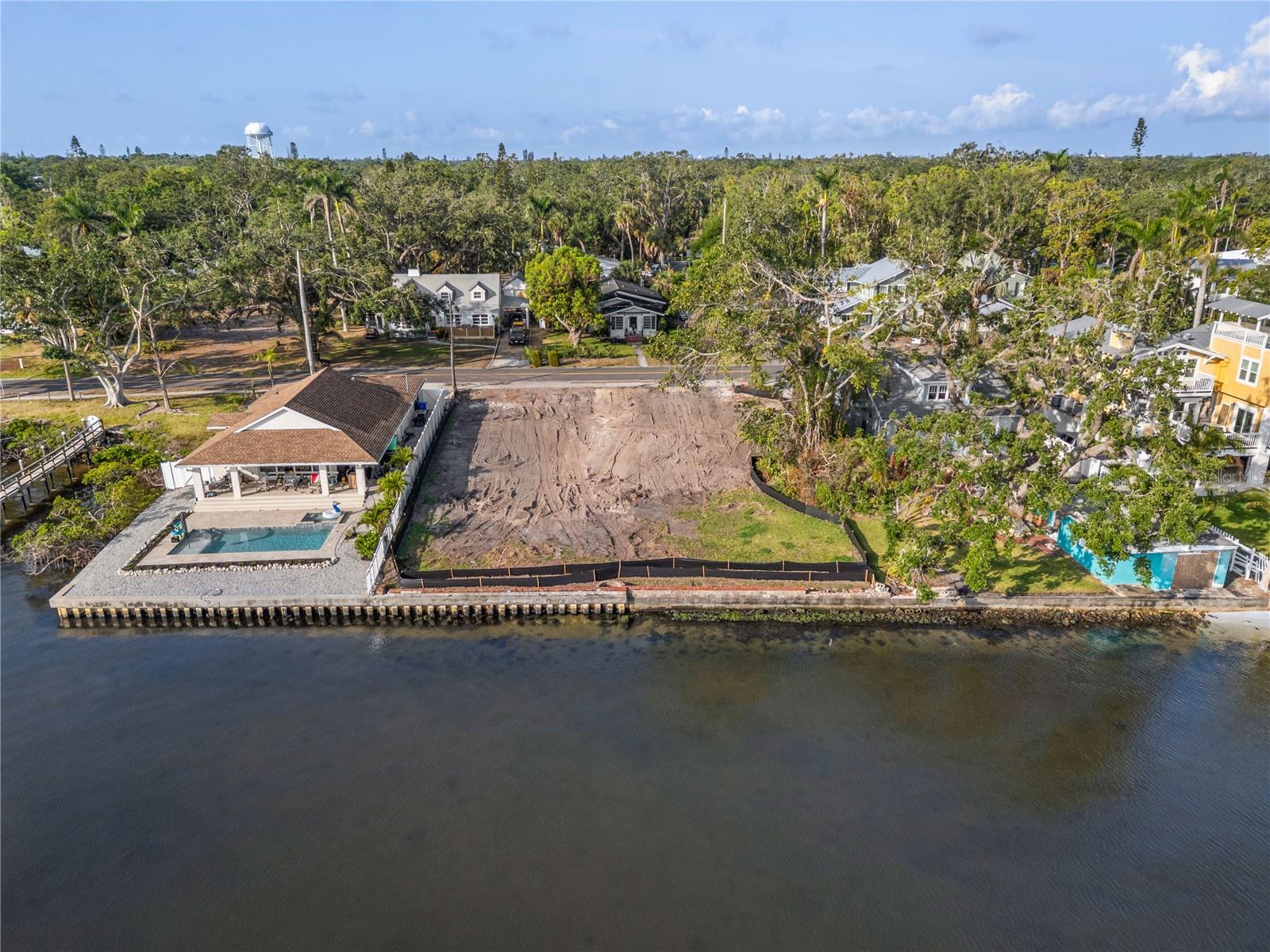Listing photo id 2 for 2716 Riverview Boulevard