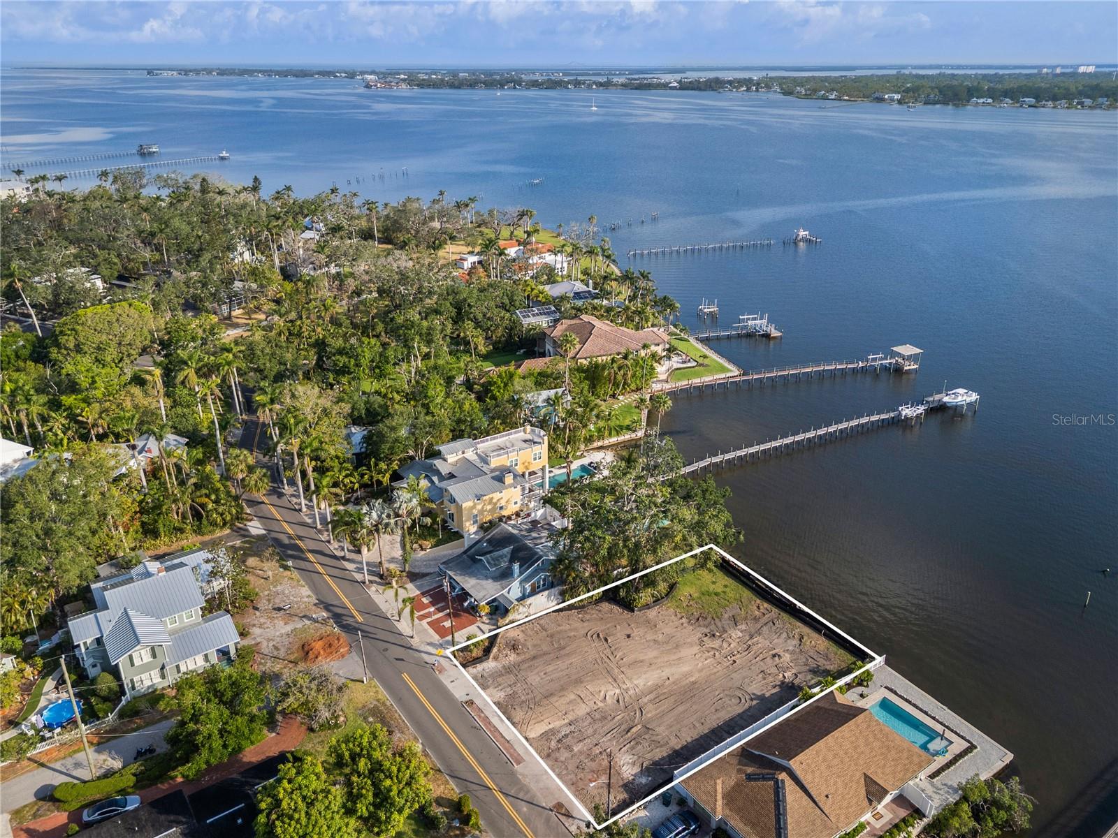 Listing photo id 4 for 2716 Riverview Boulevard