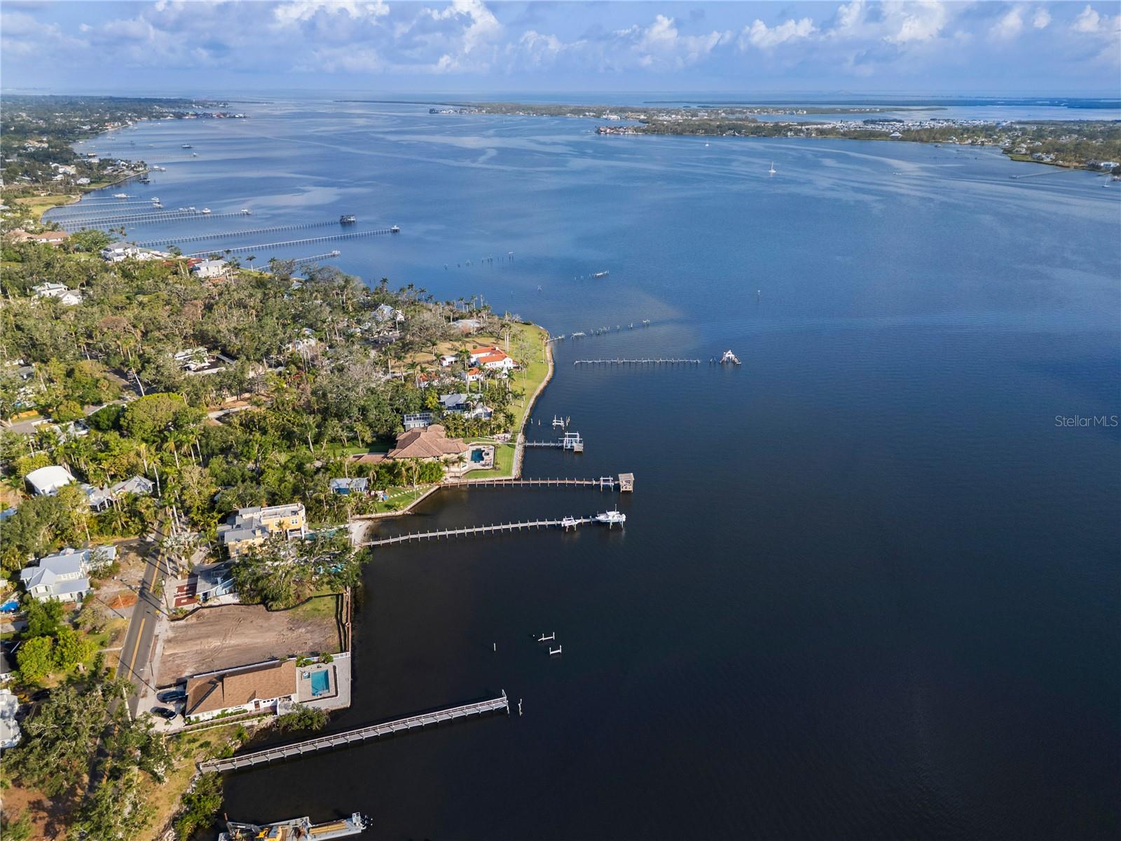 Listing photo id 6 for 2716 Riverview Boulevard