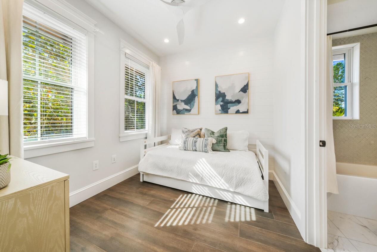 Image 21 of 52 For 421 Alamanda Road