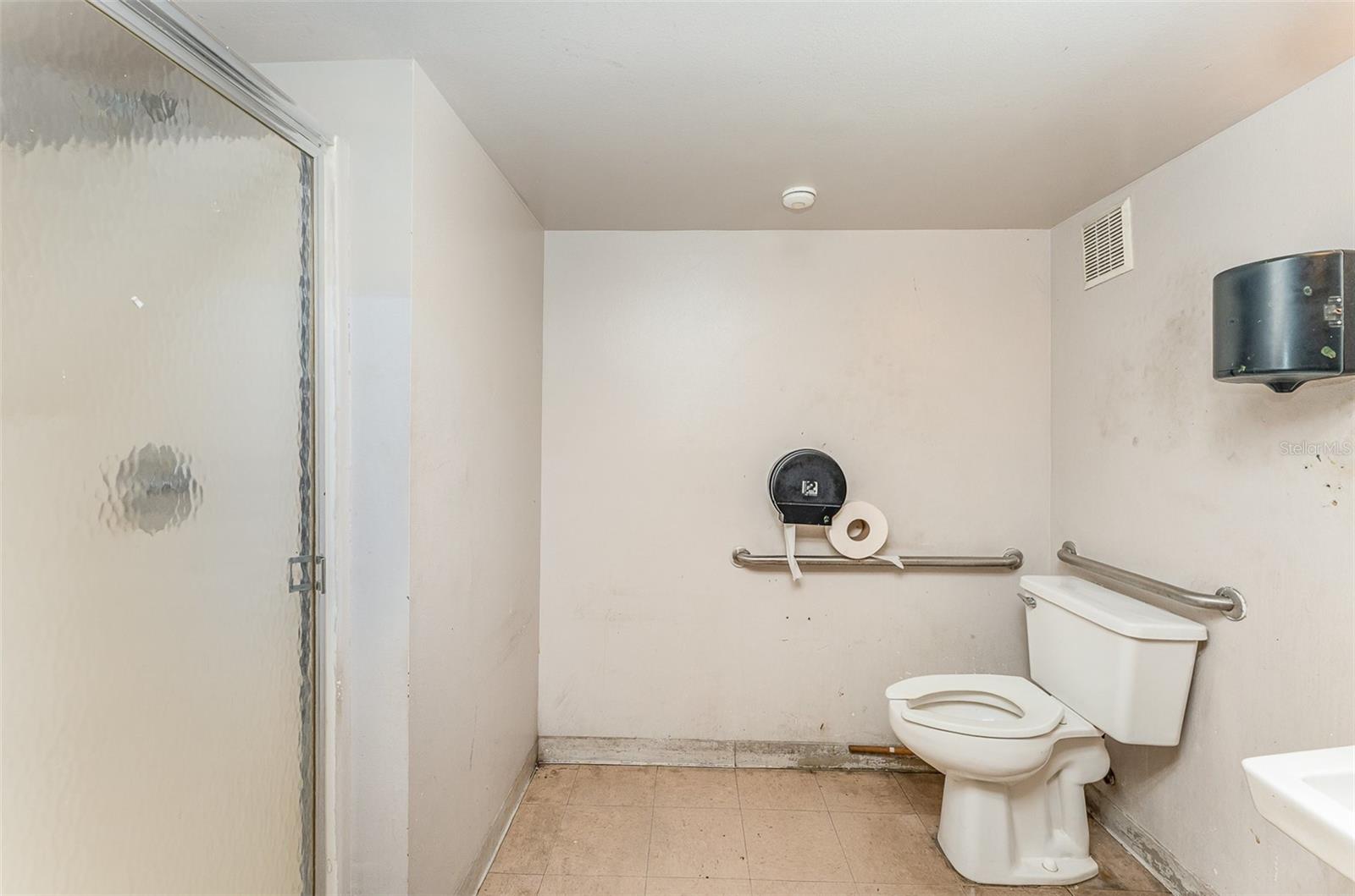 Listing photo id 15 for 2105 Dock Street