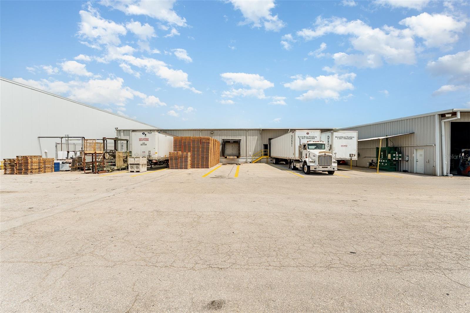 Listing photo id 0 for 2105 Dock Street