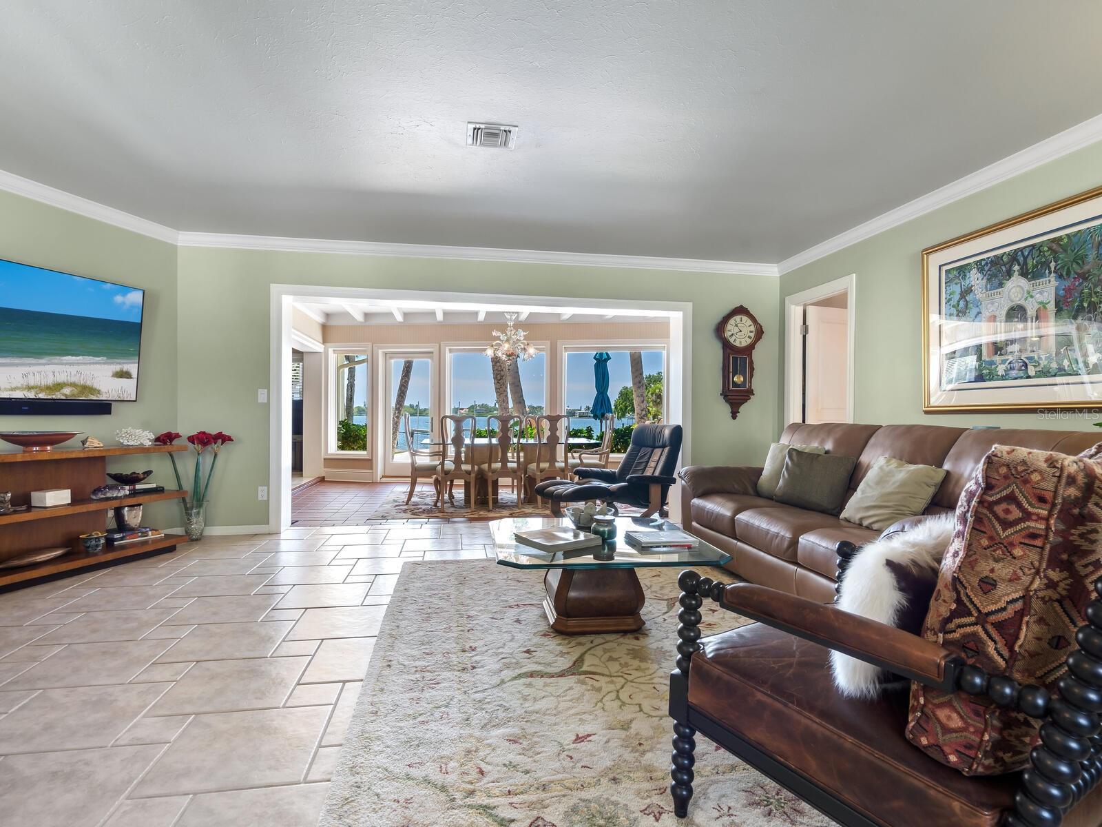 Listing photo id 8 for 7614 Peninsular Drive