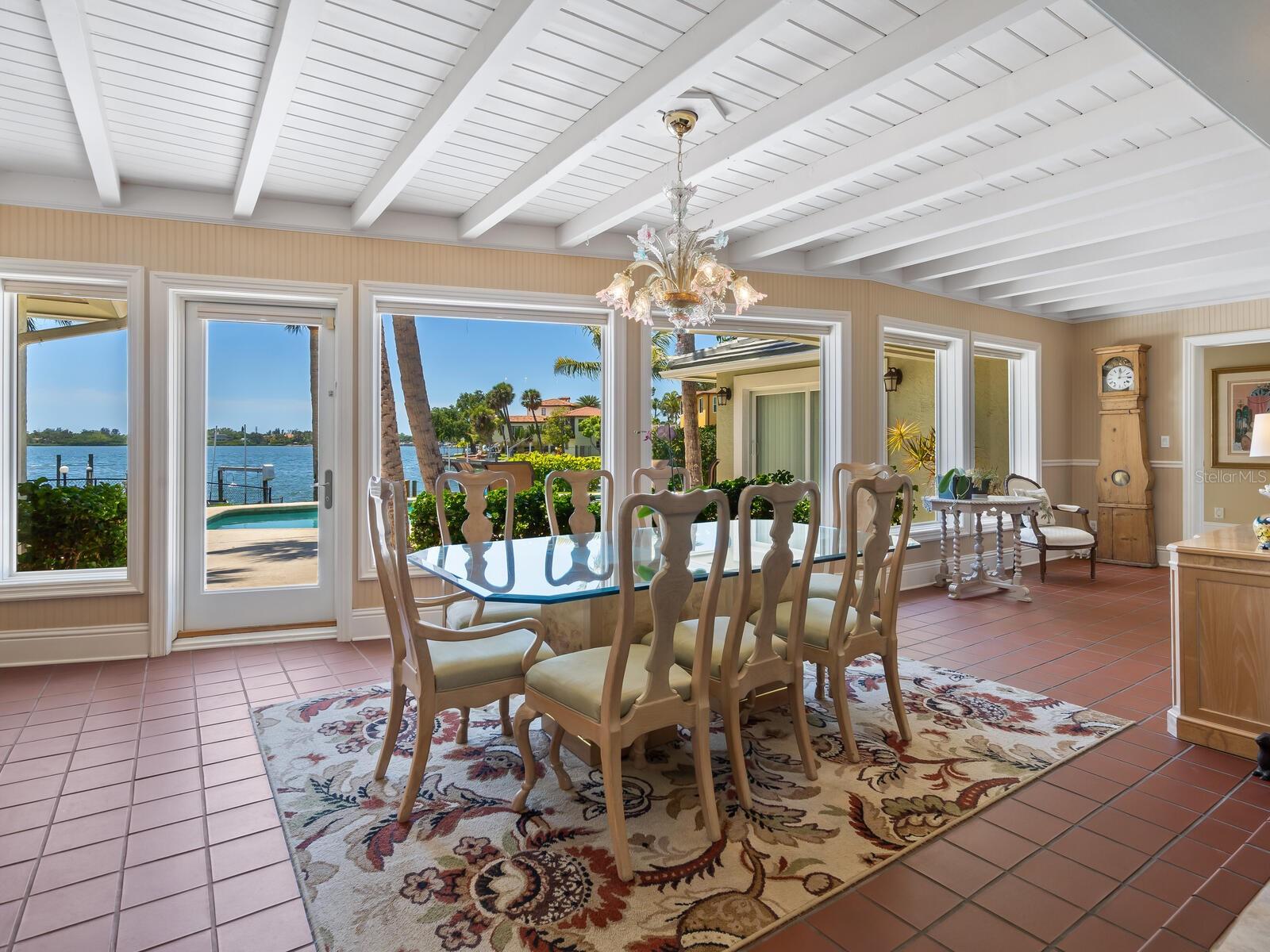 Listing photo id 11 for 7614 Peninsular Drive