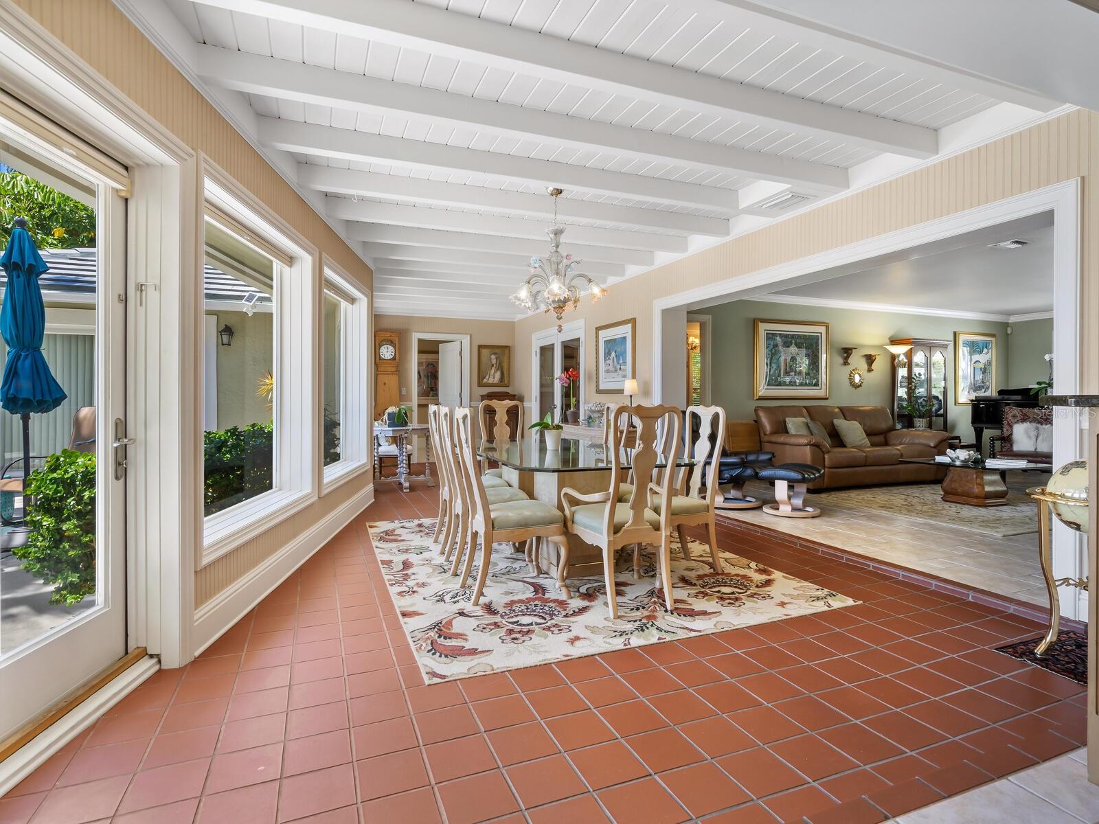 Listing photo id 12 for 7614 Peninsular Drive