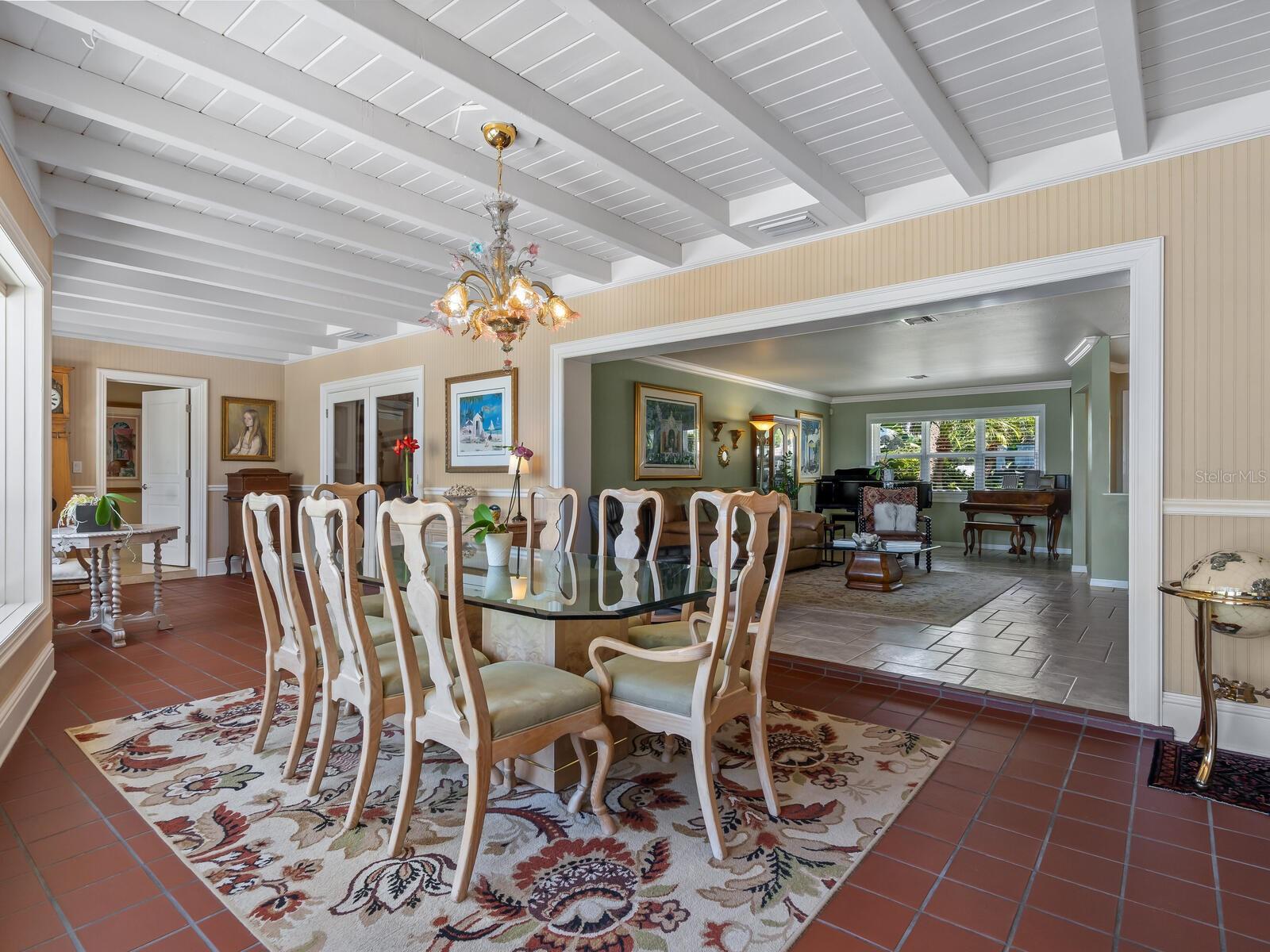 Listing photo id 13 for 7614 Peninsular Drive