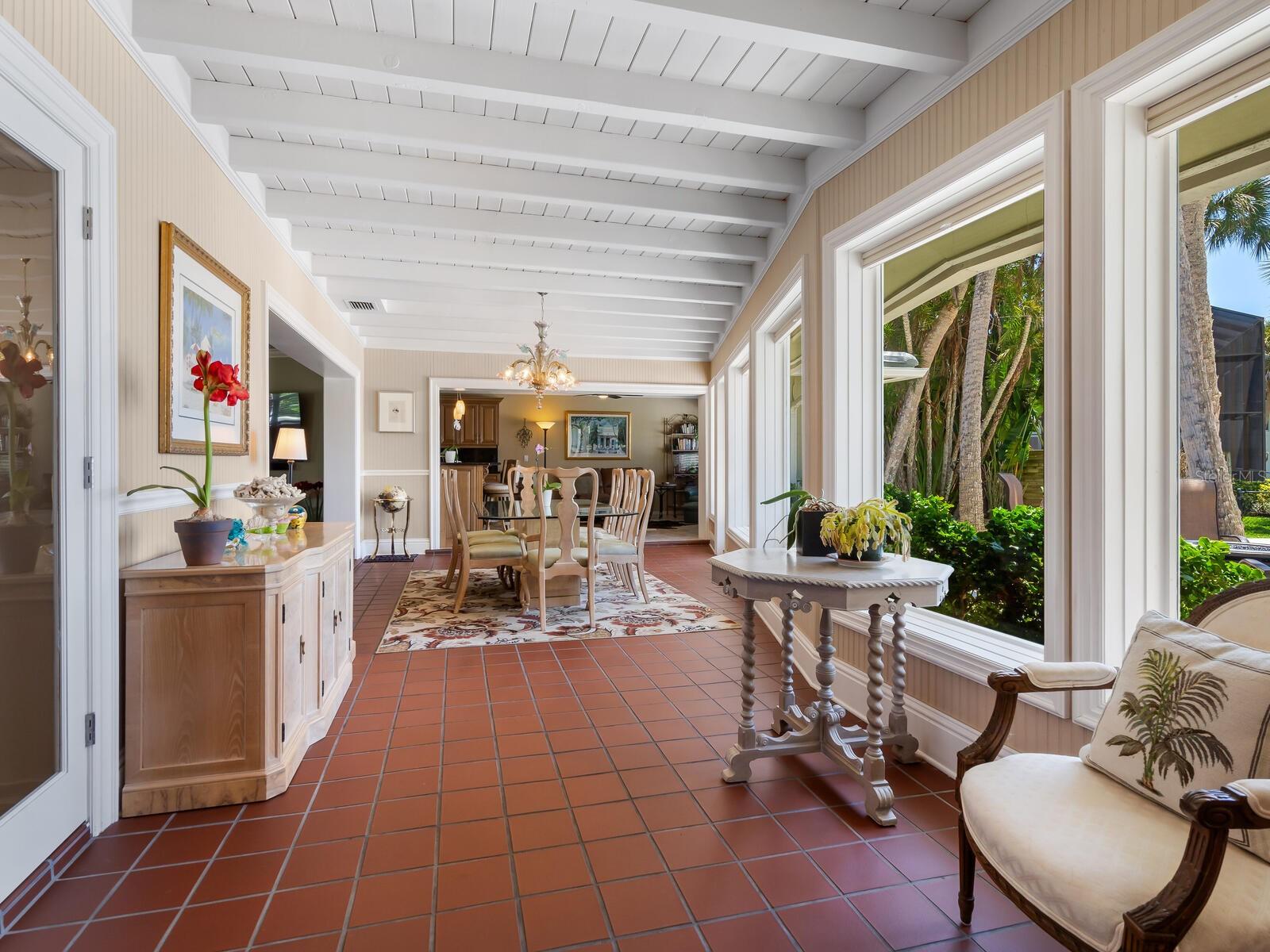Listing photo id 14 for 7614 Peninsular Drive