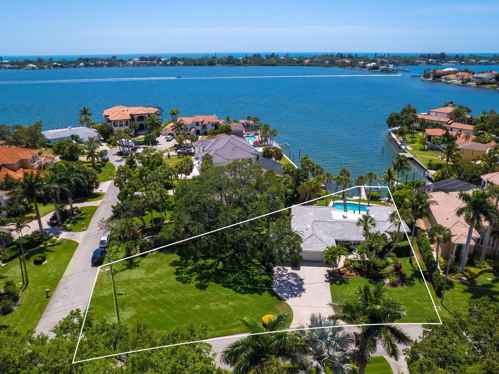 Listing photo id 0 for 7614 Peninsular Drive