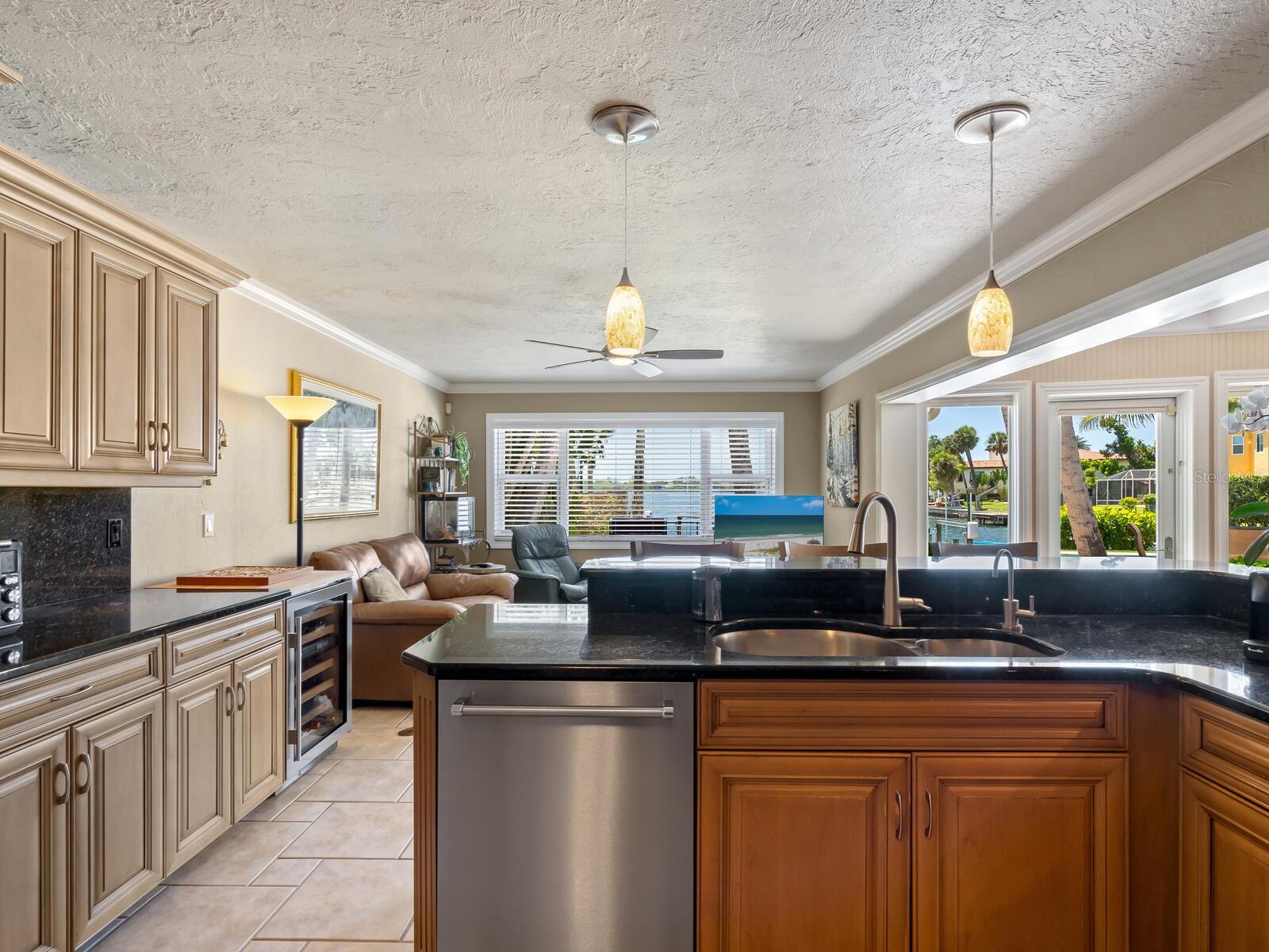 Listing photo id 21 for 7614 Peninsular Drive