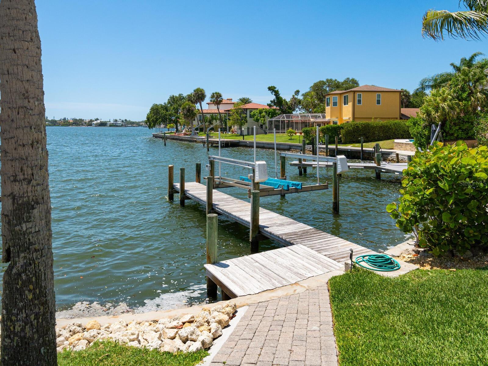 Listing photo id 37 for 7614 Peninsular Drive