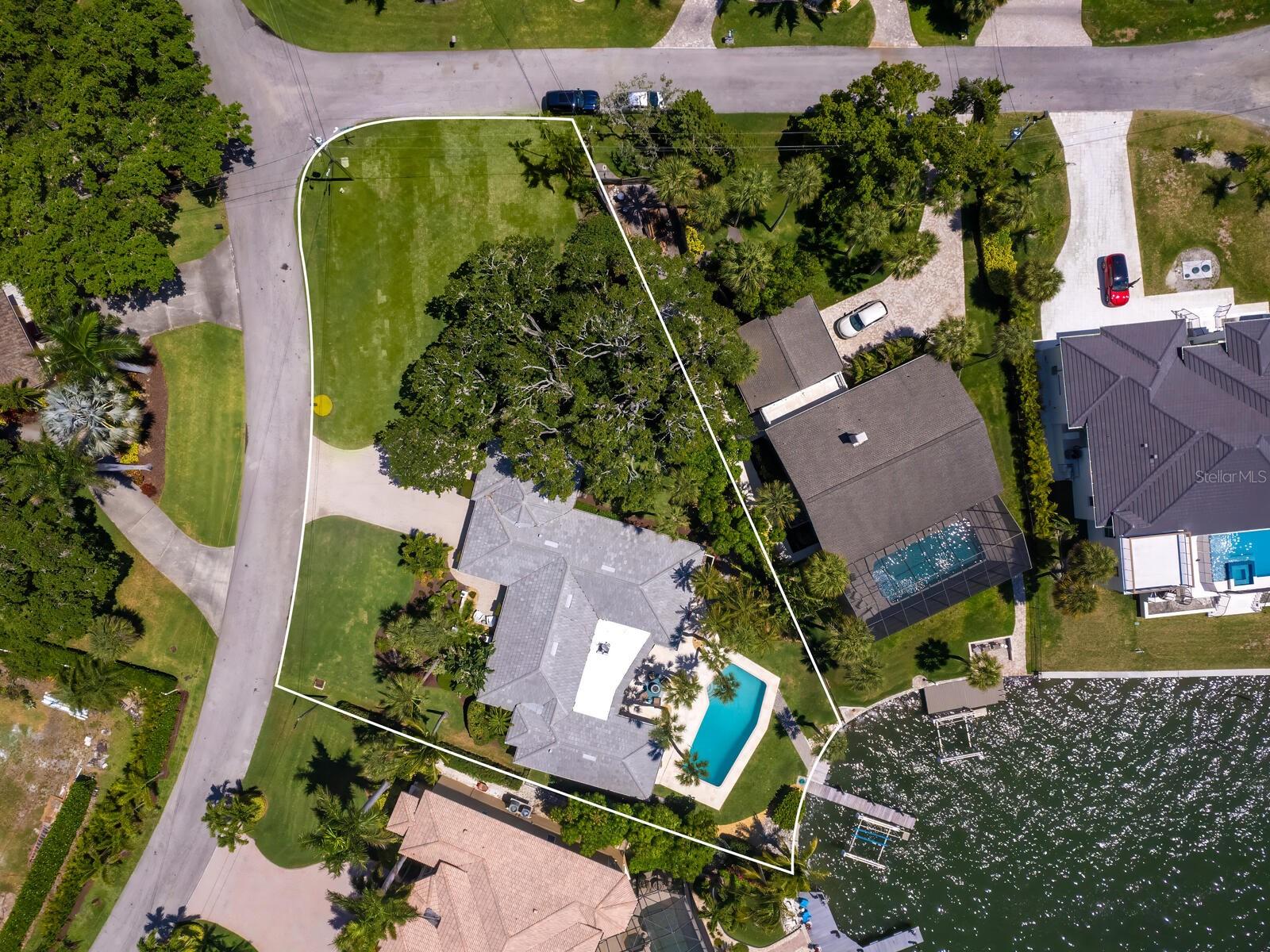 Listing photo id 2 for 7614 Peninsular Drive