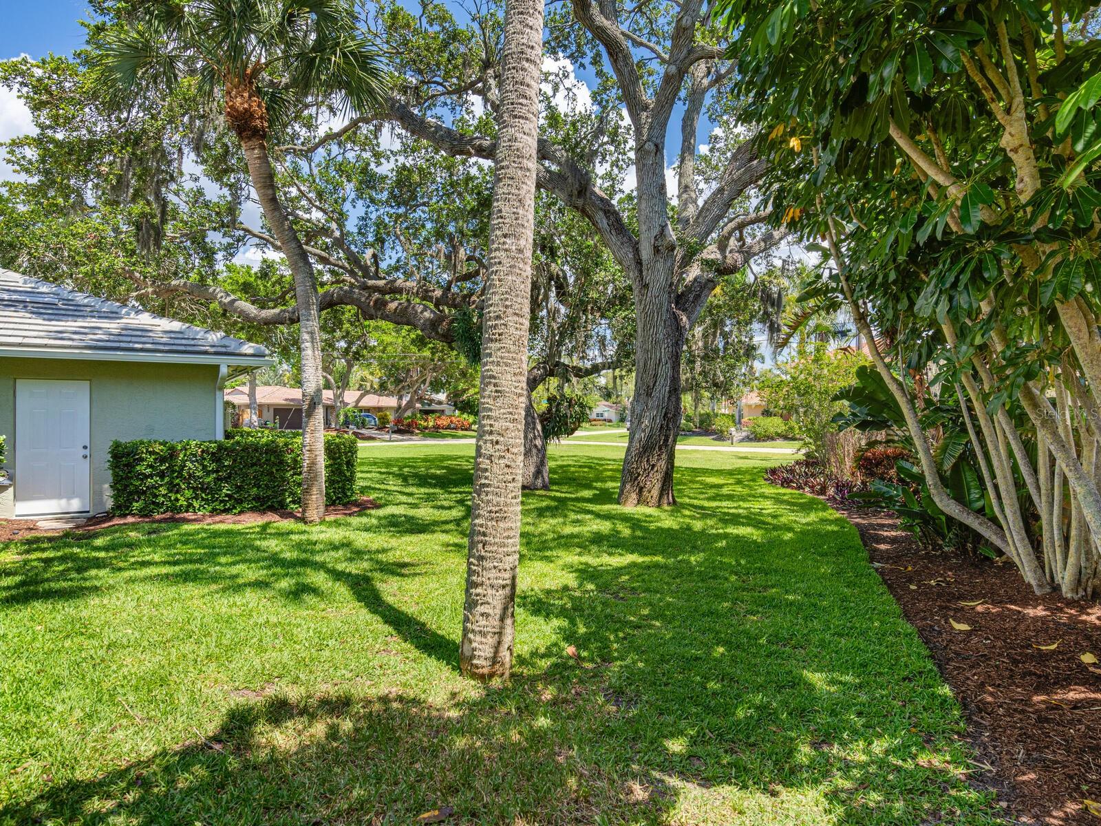 Listing photo id 40 for 7614 Peninsular Drive