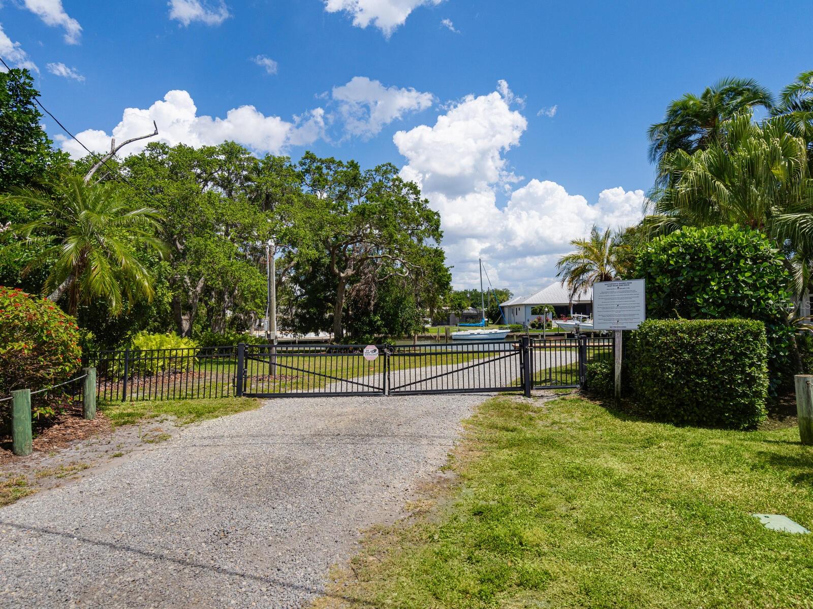 Listing photo id 42 for 7614 Peninsular Drive