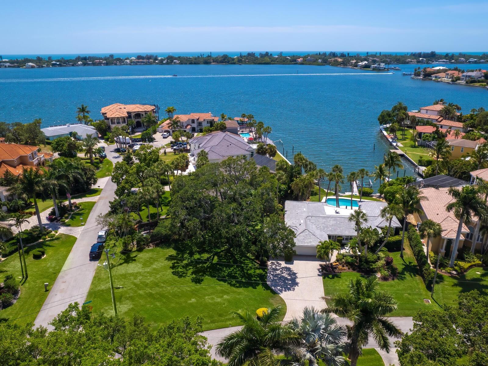 Listing photo id 45 for 7614 Peninsular Drive