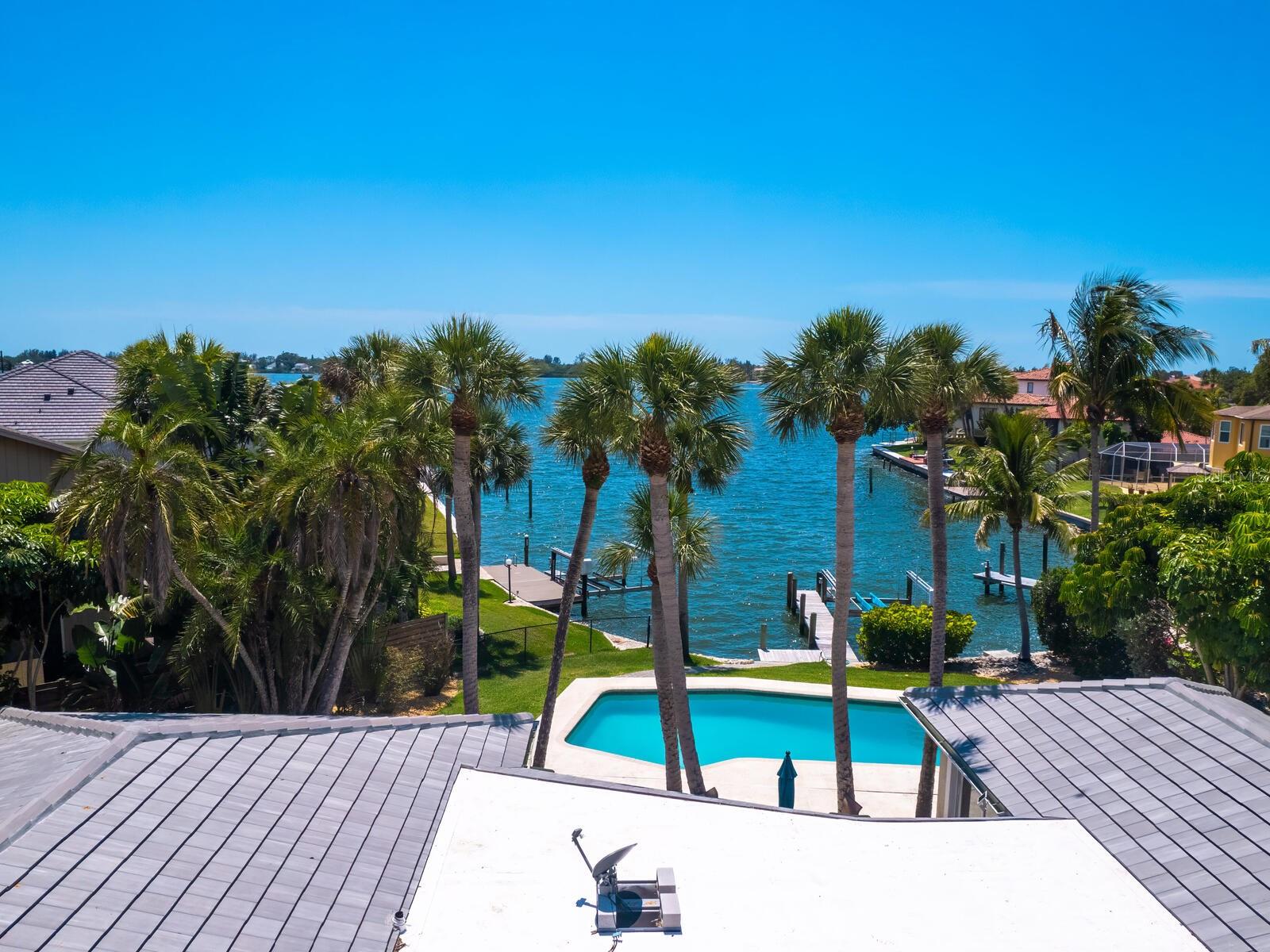 Listing photo id 3 for 7614 Peninsular Drive