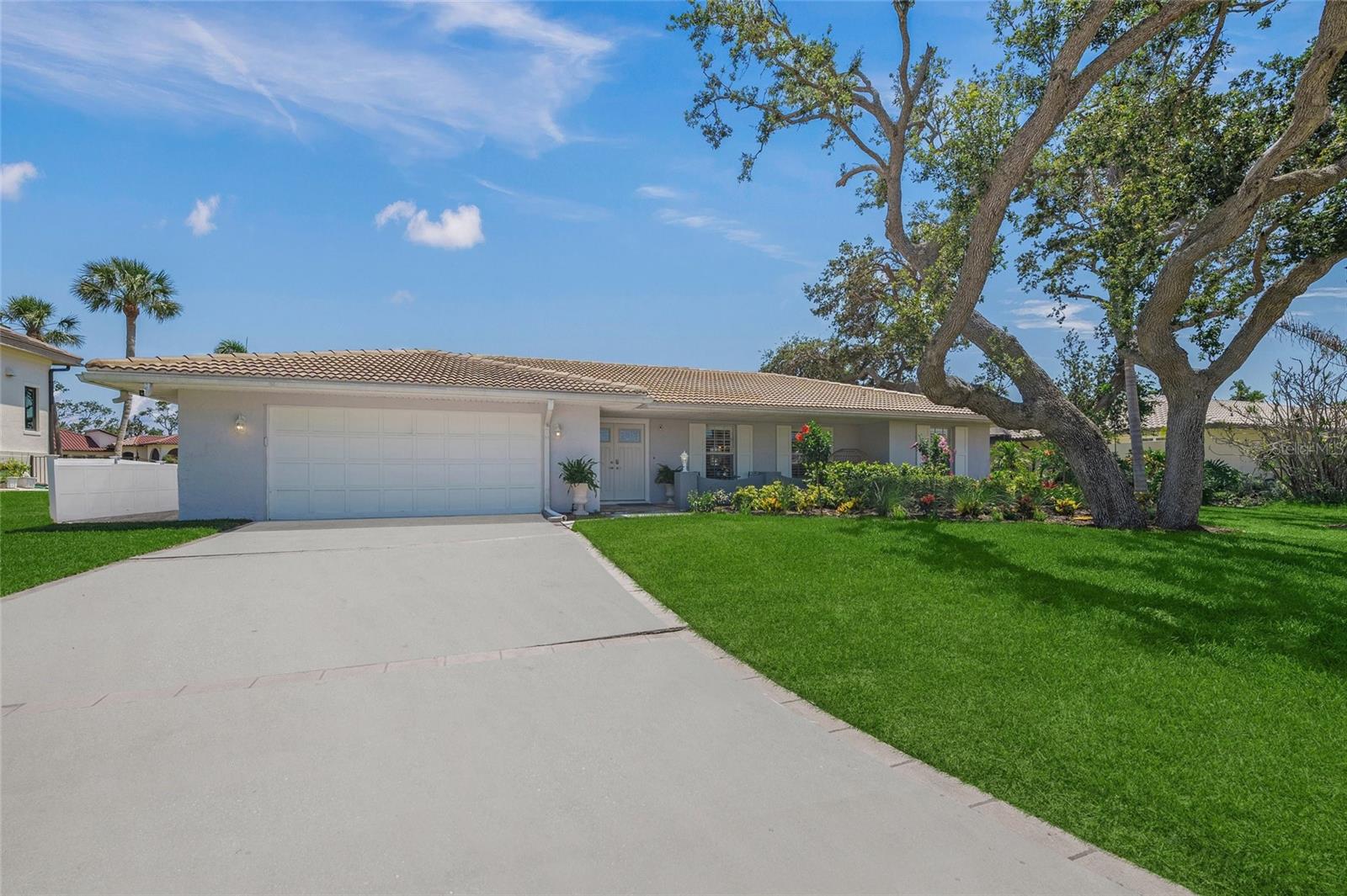 Listing photo id 12 for 572 Commonwealth Lane